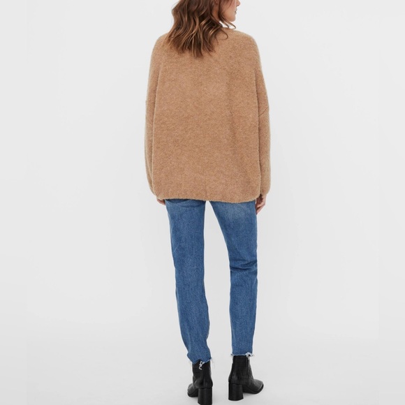 Vero Moda V-Neck Oversized Sweater Recycled Polyester Blend in Tigers Eve - Picture 3 of 14